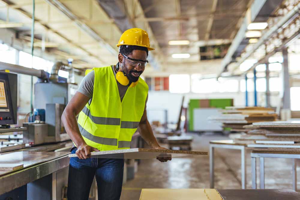 trabajador de fábrica con equipo de protección