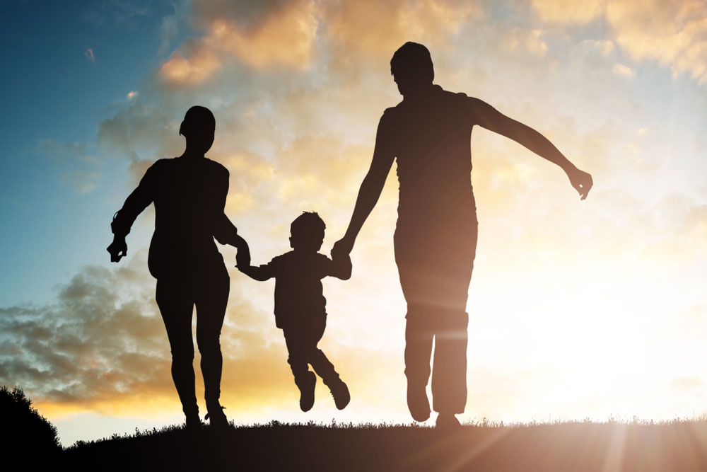 siluetas de un padre y un hijo